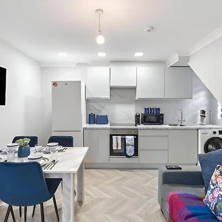 City Sophistication Chic 3-Br For Modern Living